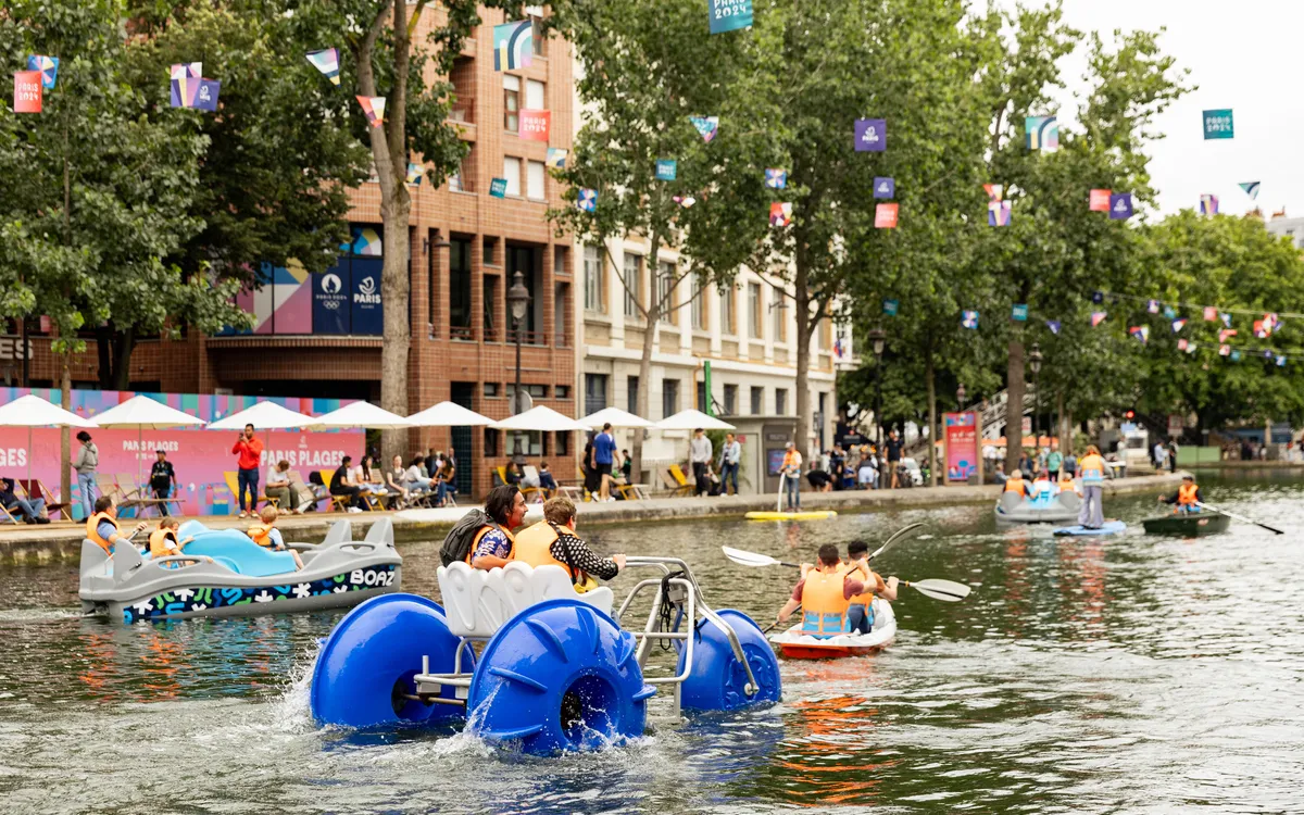Pédalos, sphères gonflables et bateaux sur le bassin de la Villette