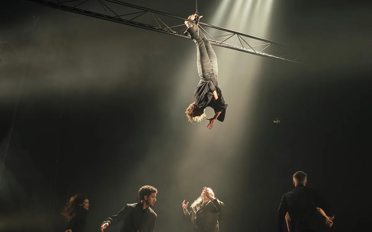 La Chute des Anges, un spectacle de cirque spectaculaire et envoûtant au Théâtre Silvia Monfort