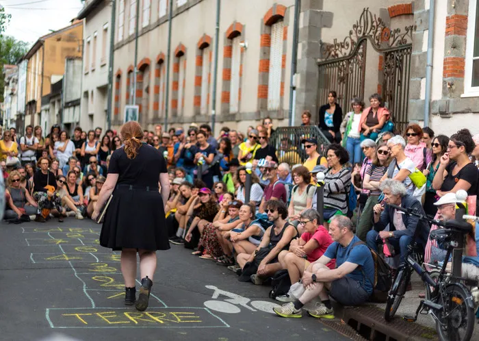 « Les Ailes », théâtre en déambulation dans la rue Fernand Soubeyran