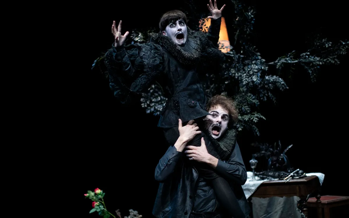 Avec les pieds, un spectacle musical burlesque et baroque au Théâtre Silvia Monfort