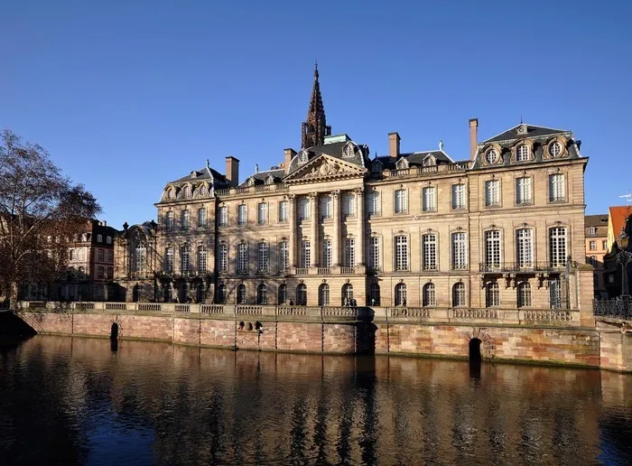 Braderie d'ouvrages et de petits objets dans la cour du Palais Rohan