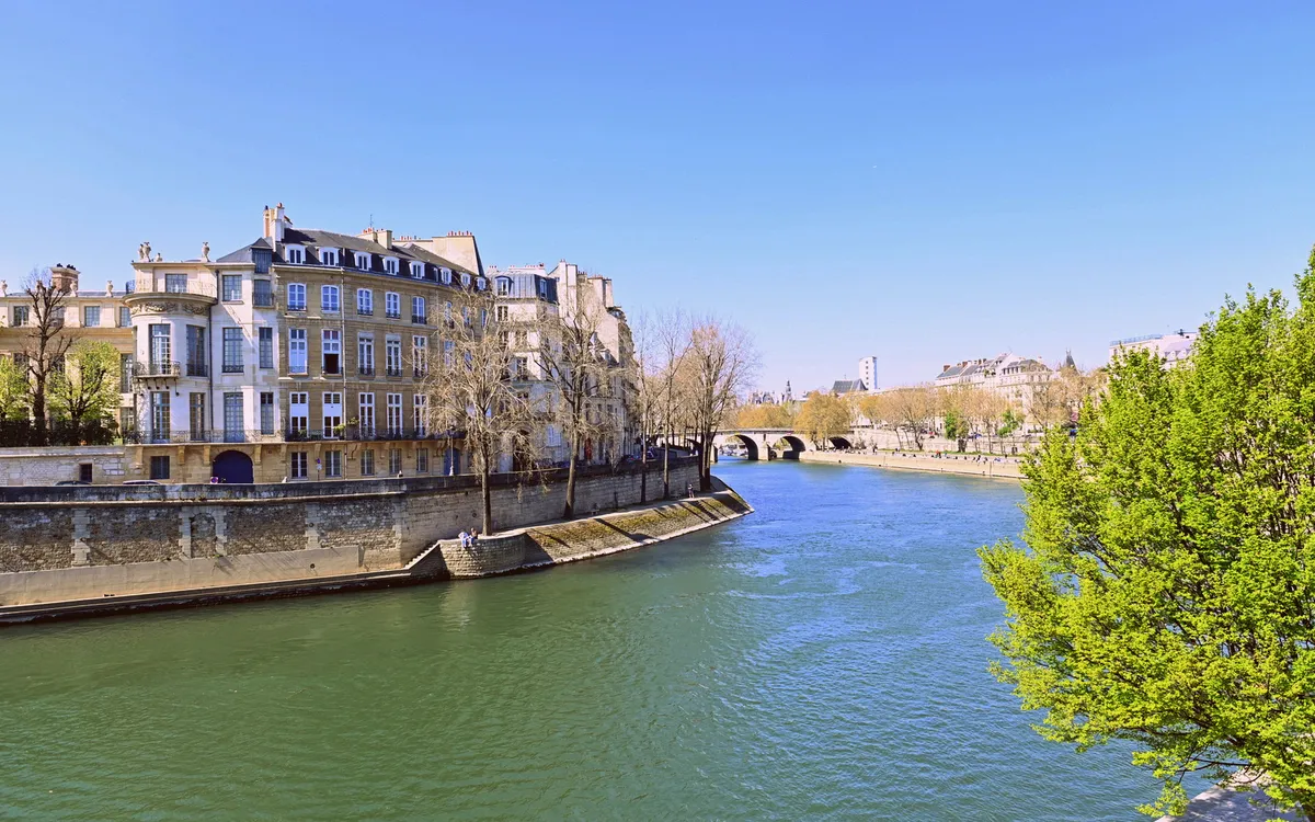Dialogue(s) Avec la Seine : Espaces et imaginaires de la construction de Paris autour de son fleuve